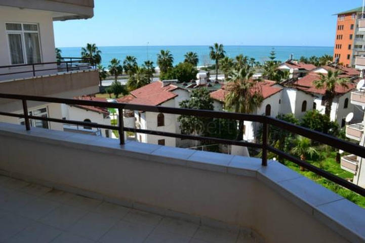 Двухкомнатаная квартира в аренду на берегу моря