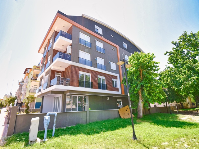 Квартира планировки 2+1 в центре города Анталия 