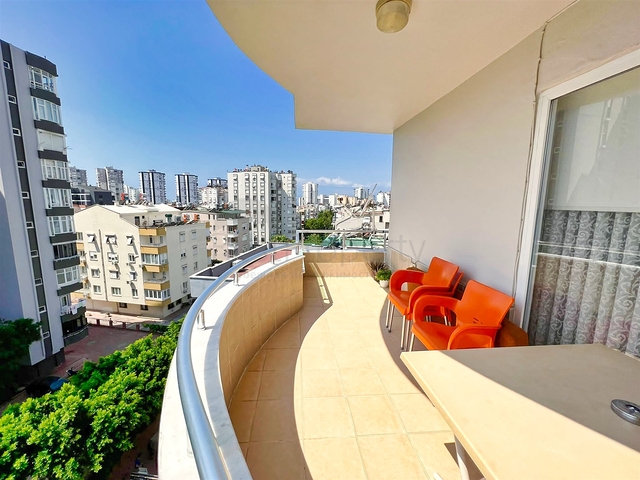 Квартира планировки 3+1 в центре города Анталия 