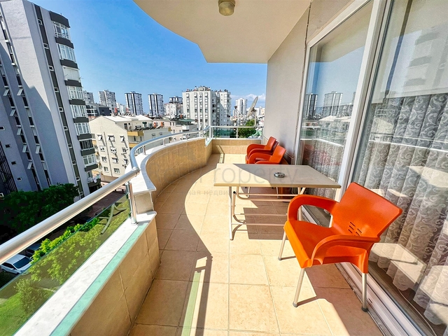 Квартира планировки 3+1 в центре города Анталия 