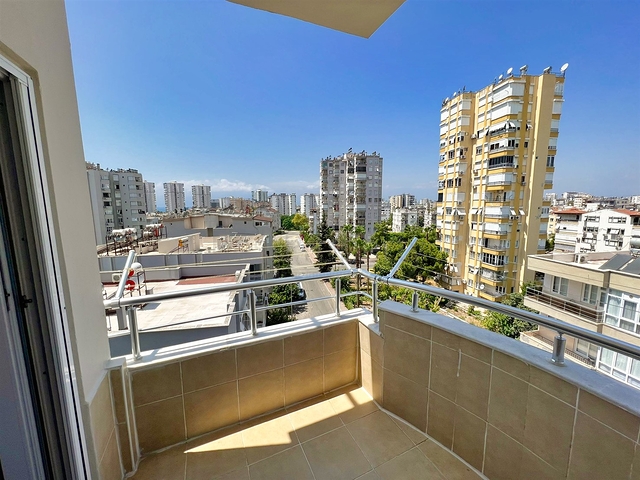 Квартира планировки 3+1 в центре города Анталия 