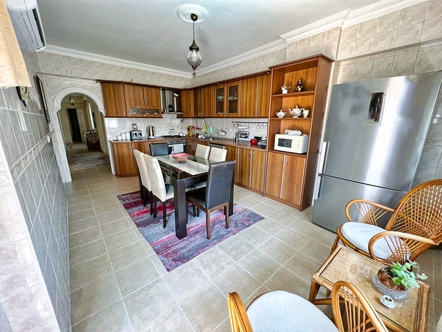 Квартира планировки 3+1 в центре города Анталия 