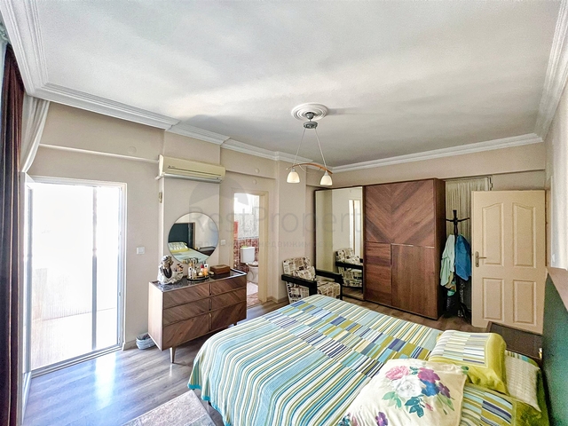 Квартира планировки 3+1 в центре города Анталия 