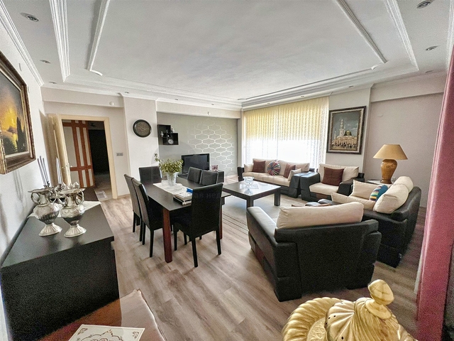 Квартира планировки 3+1 в центре города Анталия 