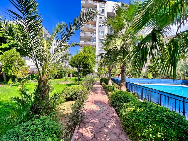 Квартира планировки 3+1 в центре города Анталия 