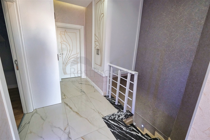 Квартира планировки 4+1 дуплекс в центре города Анталия 