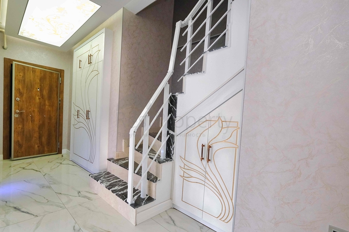 Квартира планировки 4+1 дуплекс в центре города Анталия 