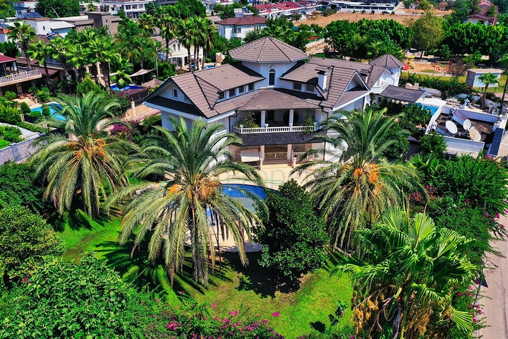 Вилла планировки 7+1 в районе Кемер - Анталия 