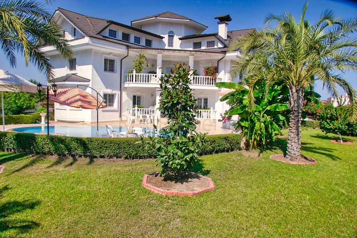 Вилла планировки 7+1 в районе Кемер - Анталия 