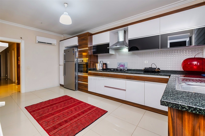 Квартира планировки 3+1 в центре города Анталия 