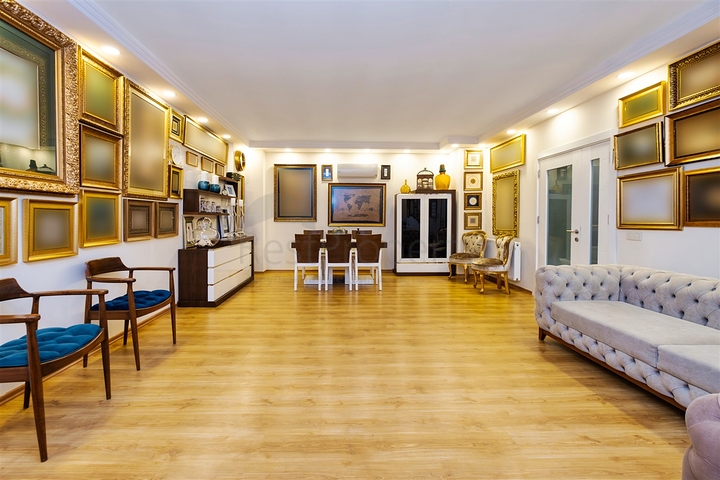 Квартира планировки 3+1 в центре города Анталия 