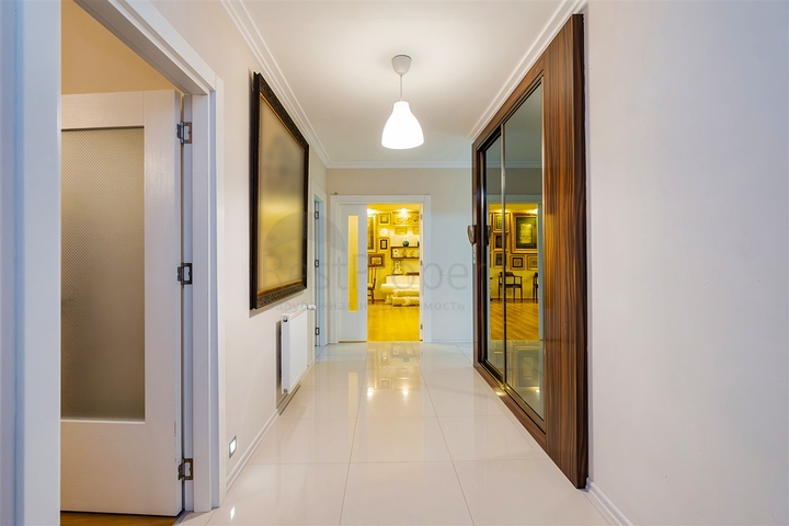 Квартира планировки 3+1 в центре города Анталия 