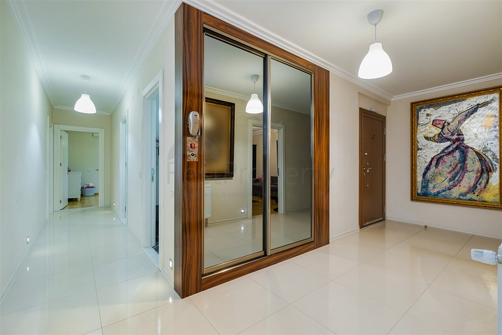 Квартира планировки 3+1 в центре города Анталия 