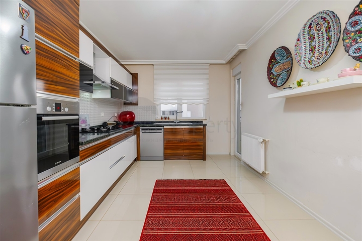 Квартира планировки 3+1 в центре города Анталия 