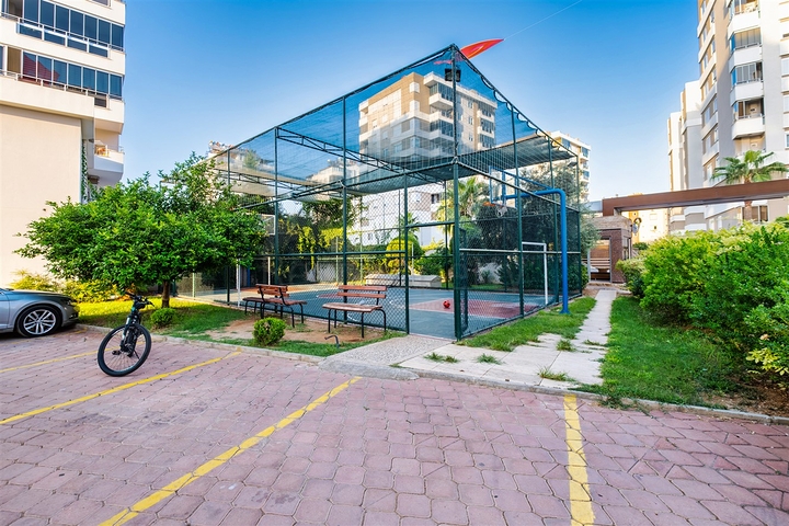 Квартира планировки 3+1 в центре города Анталия 