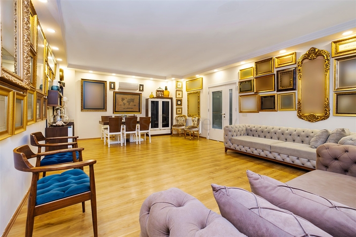 Квартира планировки 3+1 в центре города Анталия 