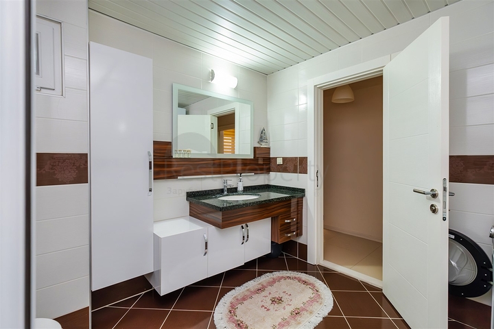 Квартира планировки 3+1 в центре города Анталия 