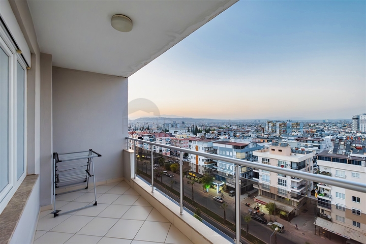 Квартира планировки 3+1 в центре города Анталия 