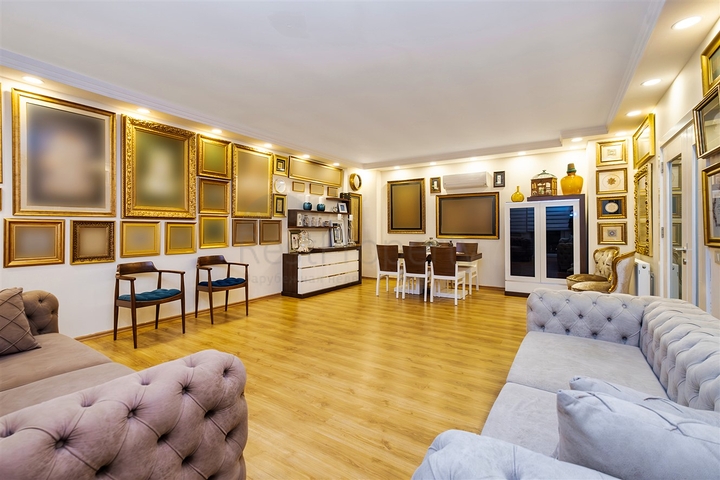 Квартира планировки 3+1 в центре города Анталия 