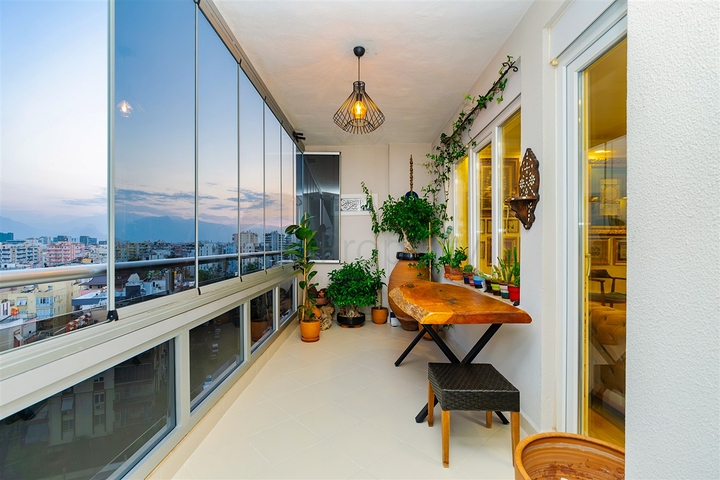 Квартира планировки 3+1 в центре города Анталия 