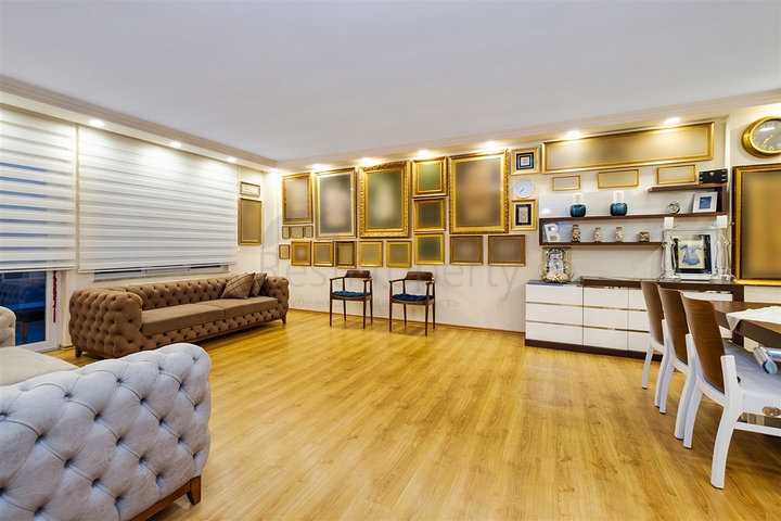 Квартира планировки 3+1 в центре города Анталия 