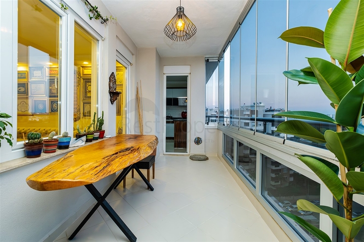 Квартира планировки 3+1 в центре города Анталия 