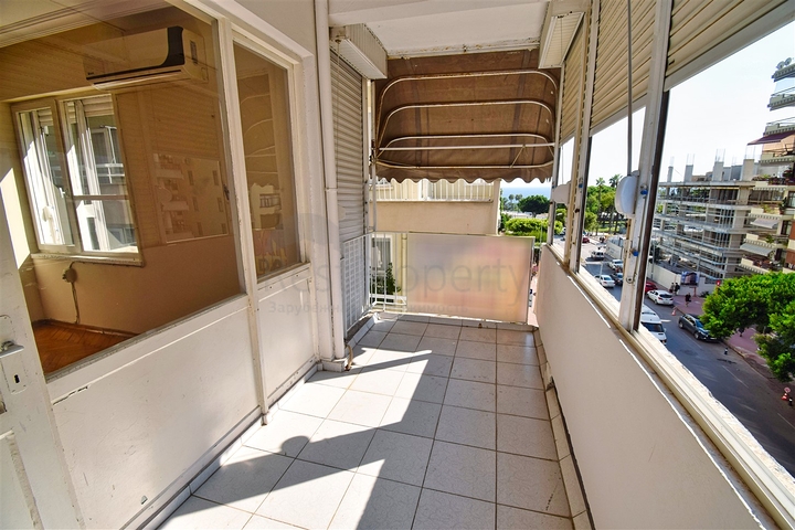 Квартира планировки 3+1 в центре города Анталия 