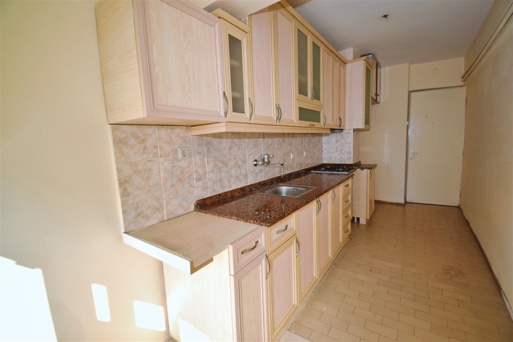 Квартира планировки 3+1 в центре города Анталия 