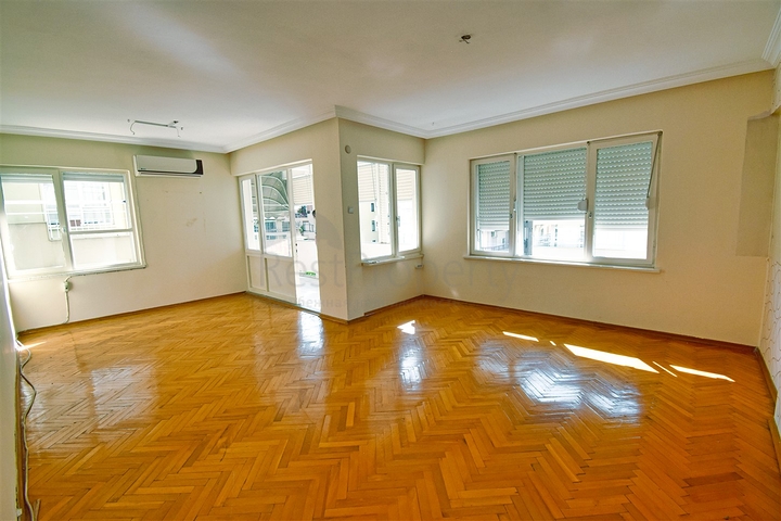 Квартира планировки 3+1 в центре города Анталия 