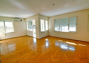 Квартира планировки 3+1 в центре города Анталия 