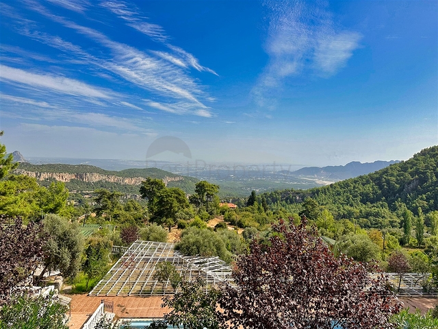 На продажу выставлен отель, включающий 20 номеров и 10 бунгало в живописном районе Коньяалты - Анталия  