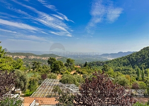 На продажу выставлен отель, включающий 20 номеров и 10 бунгало в живописном районе Коньяалты - Анталия  