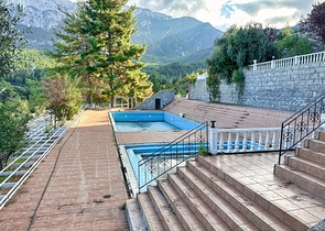 На продажу выставлен отель, включающий 20 номеров и 10 бунгало в живописном районе Коньяалты - Анталия  