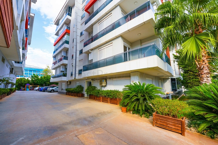 Квартира планировки 2+1 в центре города Анталия 