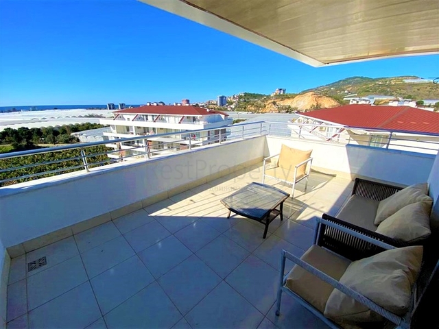 Пентхаус планировкой 3+1 с видом на море в районе Демирташ