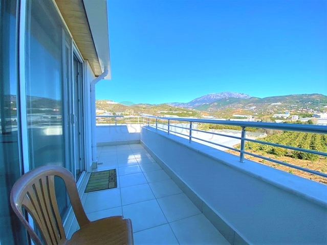 Пентхаус планировкой 3+1 с видом на море в районе Демирташ