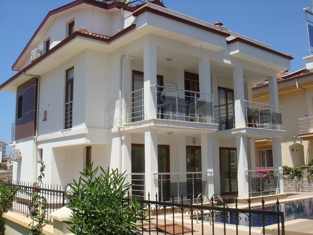 Апартаменты с 2 спальнями  в уютном комплексе в Фетхие.