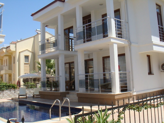 Апартаменты с 2 спальнями  в уютном комплексе в Фетхие.