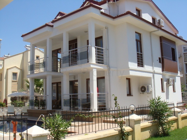 Апартаменты с 2 спальнями  в уютном комплексе в Фетхие.