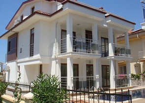 Апартаменты с 2 спальнями  в уютном комплексе в Фетхие.