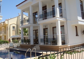 Апартаменты с 2 спальнями  в уютном комплексе в Фетхие.