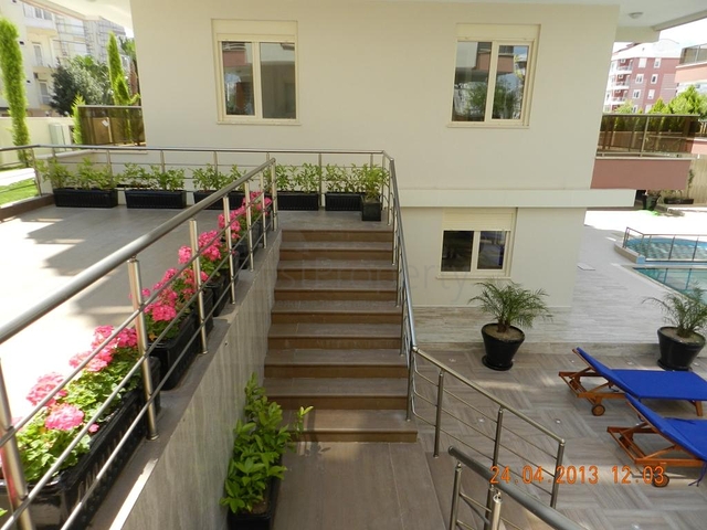 Квартира 1+1 на аренду в Анталии Site Rose