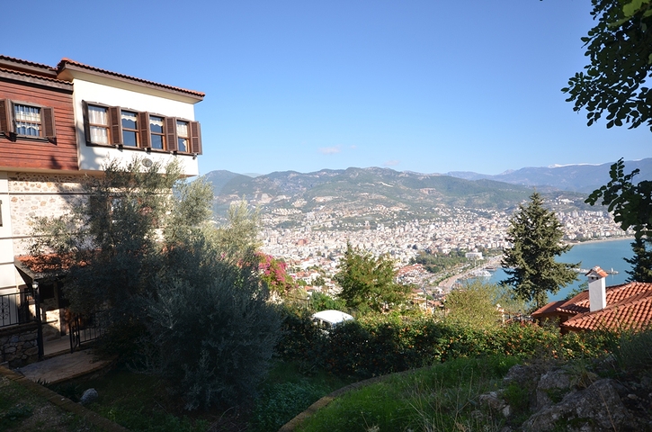 Исторический особняк в средневековой аланийской крепости