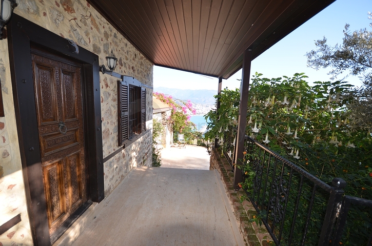 Исторический особняк в средневековой аланийской крепости