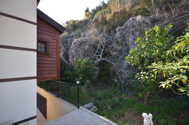 Исторический особняк в средневековой аланийской крепости