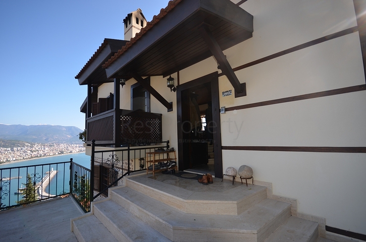 Исторический особняк в средневековой аланийской крепости