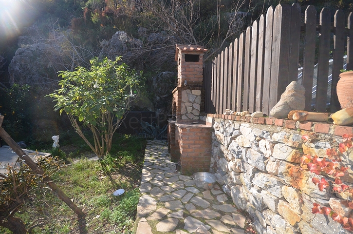 Исторический особняк в средневековой аланийской крепости