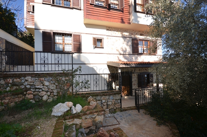 Исторический особняк в средневековой аланийской крепости