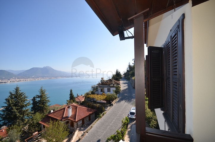 Исторический особняк в средневековой аланийской крепости