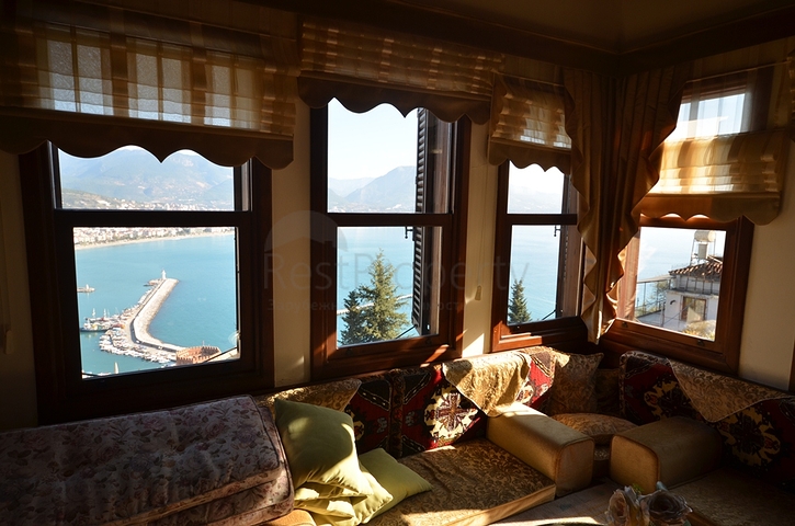 Исторический особняк в средневековой аланийской крепости